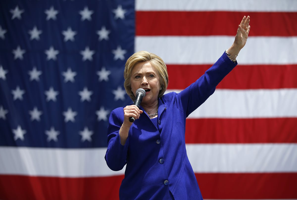 La candidata presidencial demócrata Hillary Clinton habla en el sur de Los Ángeles, California. (Foto Prensa Libre: AFP)