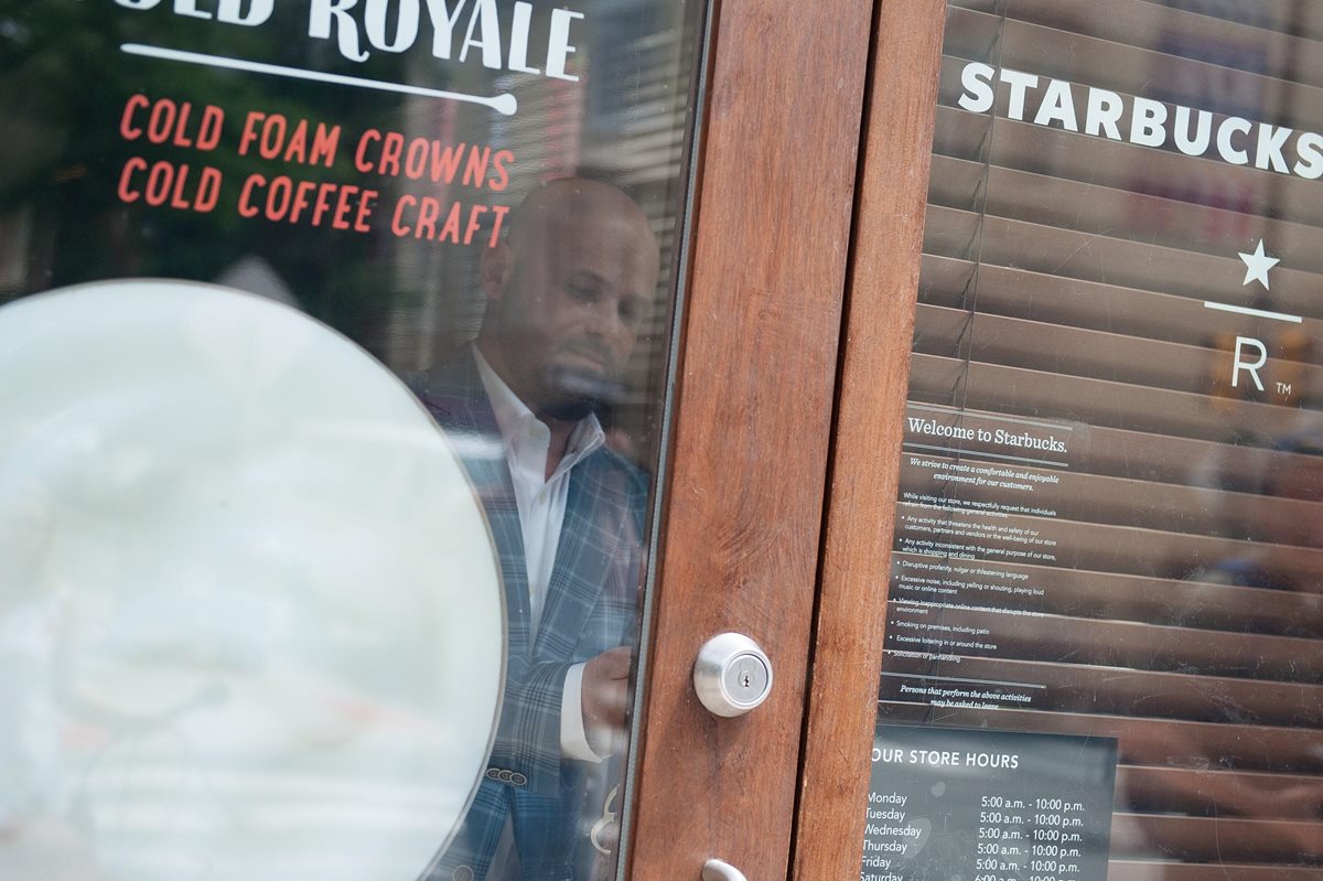 La cadena Starbucks cierra establecimientos para capacitar a empleados para combatir las prácticas racistas. (EFE).