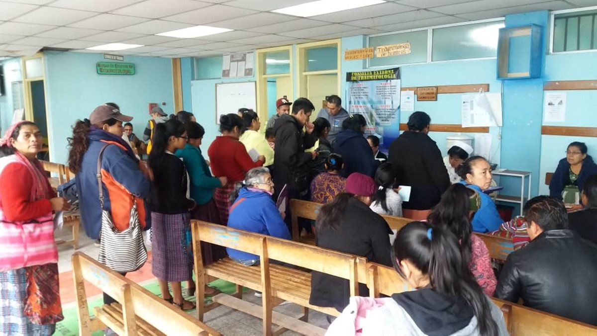 Pacientes hacen filas para conocer la nueva fecha de su cita luego de no ser atendidos. (Foto Prensa Libre: María José Longo)