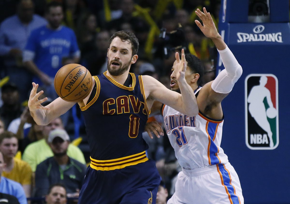 Kevin Love se efectuará un nuevo examen este martes para evaluar su lesión. (Foto Prensa Libre: AP).