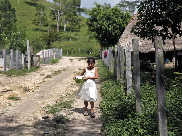 La mayoría de familias de la zona de adyacencia entre Belice y Petén viven en el abandono, pues carecen de servicios básicos y carreteras en buen estado, lo que afecta su desarrollo. (Foto Prensa Libre: EFE)