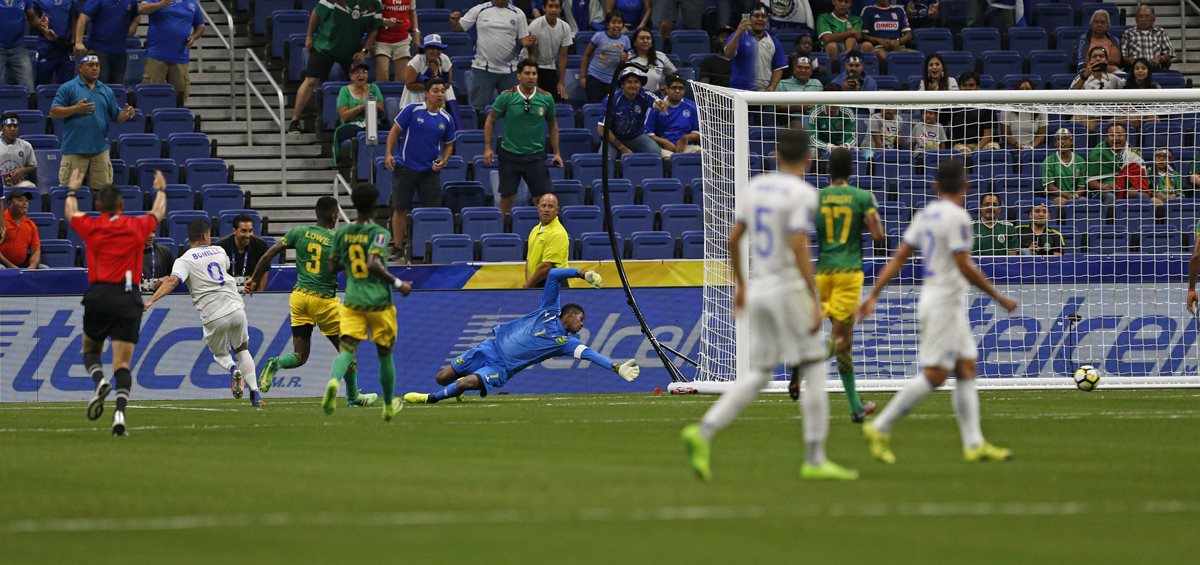 Andre Blake, portero de Jamaica, no puede detener el remate del delantero Nelson Bonilla de El Salvador, quien marcó el primer tanto del juego. (Foto Prensa Libre: AFP)