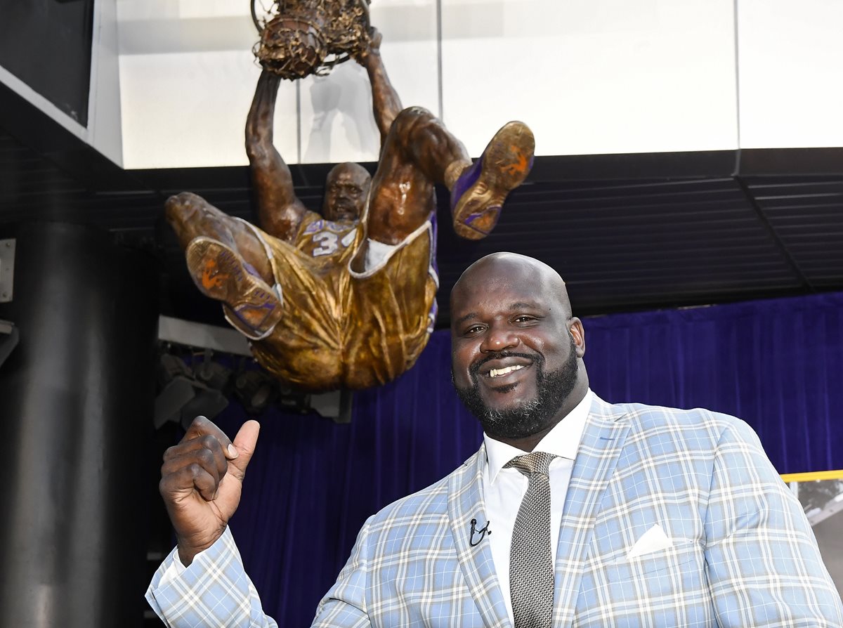 Shaquille ONeal posa enfrente de la estatua que develaron ayer en Los Ángeles. (Foto Prensa Libre: AP)