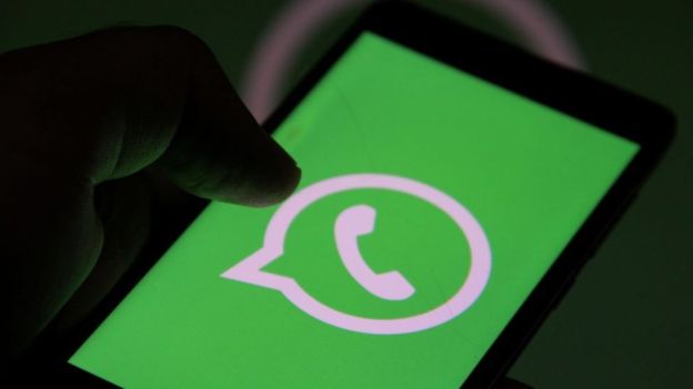 ¿Cómo reaccionarías si ves un anuncio en mitad de una conversación de WhatsApp sobre el tema del que estás escribiendo? Foto Prensa Libre: Getty Images