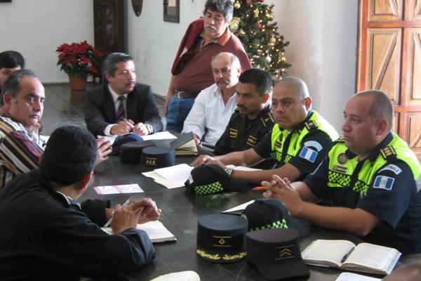 Agentes de la Policia  Nacional Civil y autoridades municipales y  sociedad civil,  afinan plan de seguridad para fin de año en la Ciudad  Colonial. (Foto Prensa Libre: Walter Sactic)