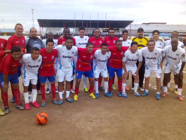 Este fue el grupo de exjugadores de rojos y cremas que disputaron un clásico Santa Lucía La Reforma Totonicapán el jueves anterior. (Foto Prensa Libre: Ronaldo Alves)