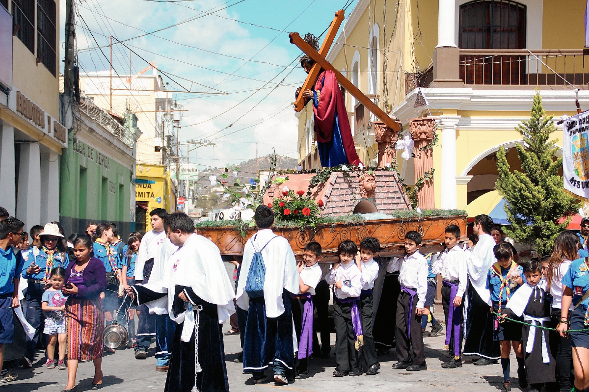 Niños cargan el anda con la imagen de Jesús Nazareno, en la ciudad de  Huehuetenango. (Foto Prensa Libre: Mike Castillo)