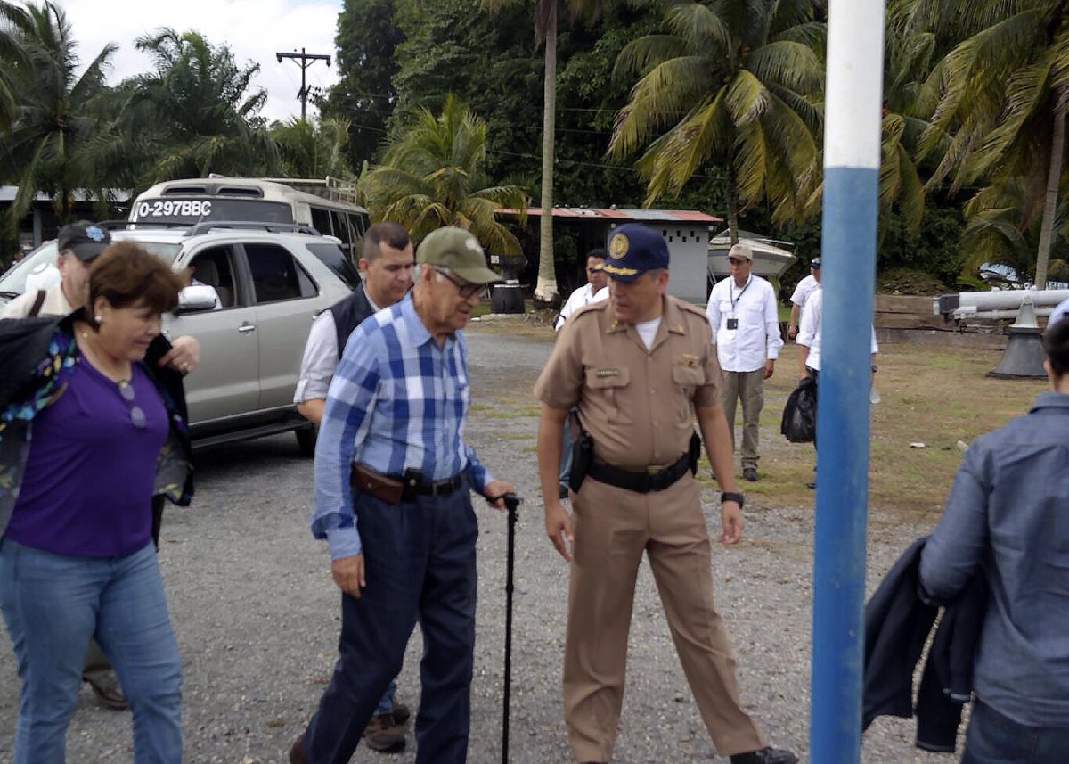 Alejandro Maldonaro recorre las instalacioens del Comando Naval del Caribe. (Foto Prensa Libre)