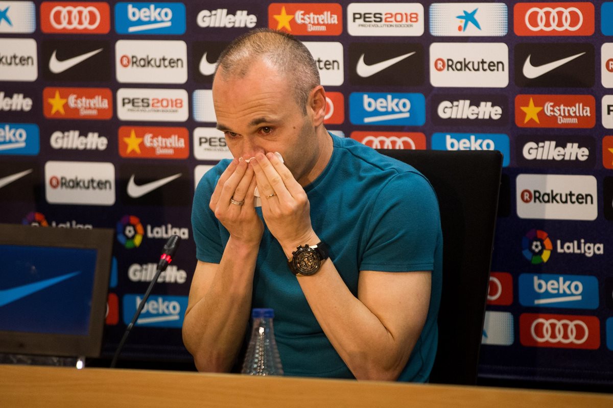 El capitán del FC Barcelona, Andrés Iniesta, durante la rueda de prensa que ha ofrecido en la ciudad deportiva Joan Gamper. (Foto Prensa Libre: EFE)