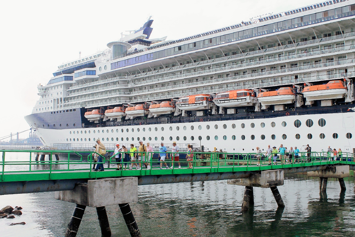 El Celebrity Infinity llegó de Puerto Vallarta, México y zarpará hacia Puerto de Caldera en Costa Rica. (Foto, Prensa Libre: Enrique Paredes).