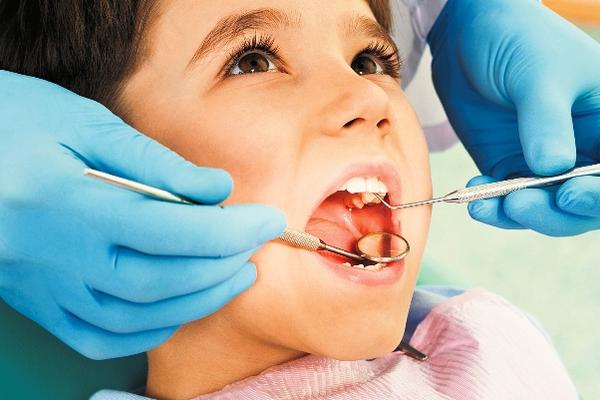 El chequeo dental cada seis meses previene enfermedades bucales. (Foto Prensa Libre: Archivo)
