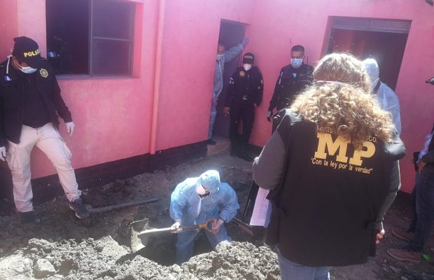 Fiscales del Ministerio Público localizan un costal con osamentas en el patio de la vivienda en Villa Nueva. (Foto Prensa Libre: Cortesía MP)