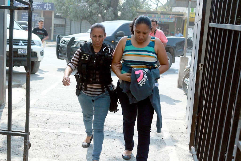 Claudia Rebeca Madrid Cerritos es conducida a una sede policial de Puerto Barrios, luego de que fue detenida por lavado de dinero. (Foto Prensa Libre: Dony Stewart)