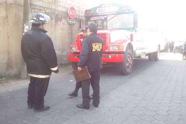 El cadáver de Juan Alberto Álvarez quedó en el interior de la unidad en Jocotenango. (Foto Prensa Libre: Miguel López)