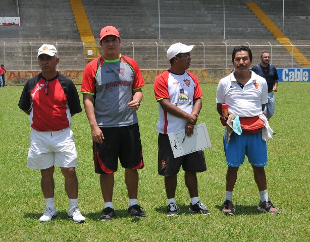 La tristeza embarga a los seguidores de las "Serpientes", que podrían ver desaparecer a su equipo.(Foto Prensa Libre: Álex Coyoy)