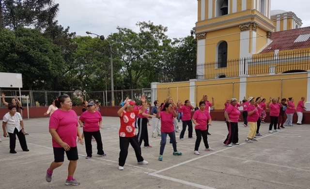 Los adultos mayores, antes de comenzar con una rutina de ejercicios, deben someterse a un chequeo médico para conocer el tipo de actividad que les conviene y así no arriesgan su salud. (Foto Prensa Libre:Sandra Vi)