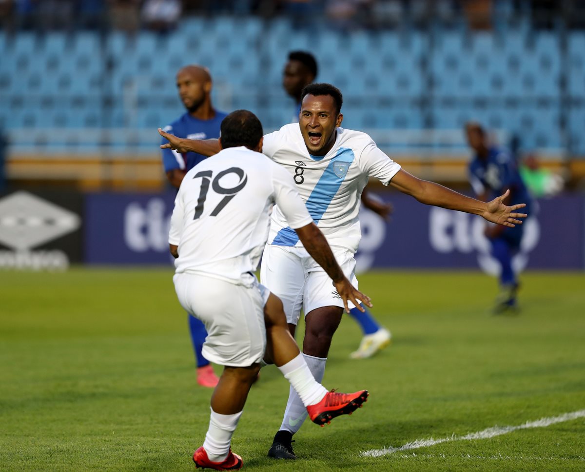 José Márquez festeja con Kevin Ruano el primer gol de la Bicolor. (Foto Prensa Libre: Carlos Vicente).