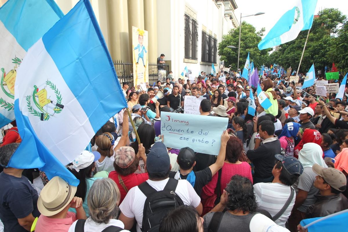 Frente a Casa Presidencial concluye la manifestación en contra de Jimmy Morales. (Foto Prensa Libre: Erick Avila)