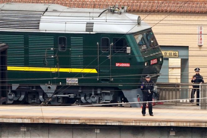 El tren pudo ser visto fuertemente custodiado por policías. REUTERS