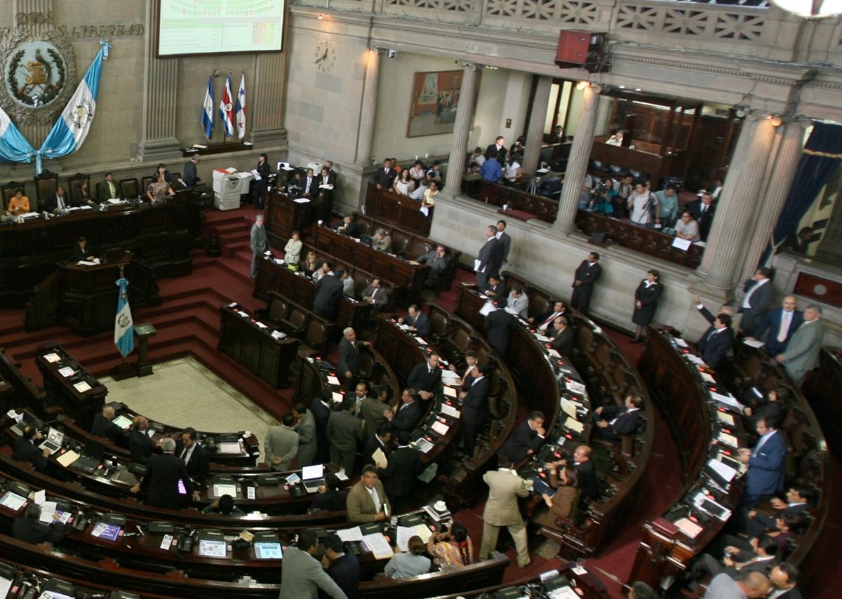 Periodistas a diario cubren las actividades que realizan los diputados en el Congreso de la República. (Foto Prensa Libre: Hemeroteca PL)