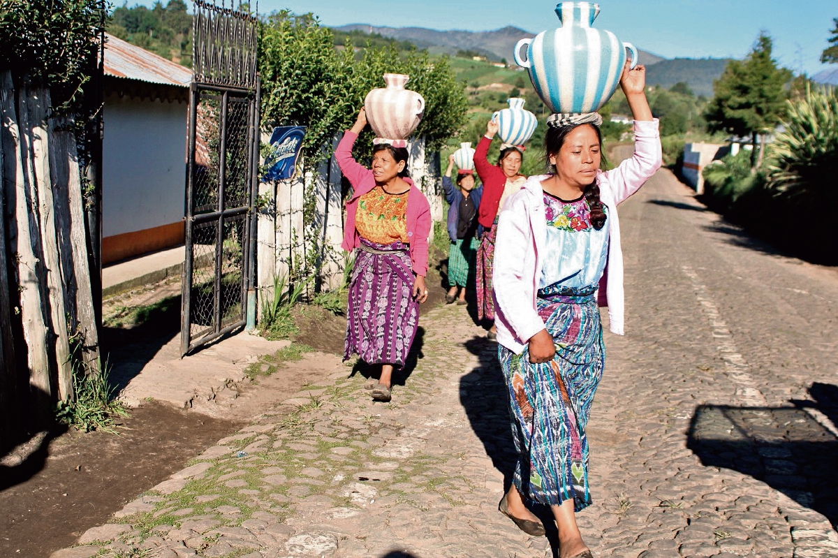 Amas de  casa de la comunidad La Torre,  Comitancillo, tienen que acarrear agua en recipientes desde  riachuelos y pozos artesanales.