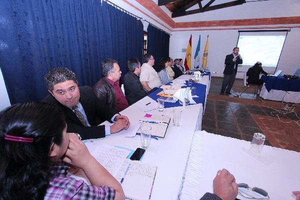 Los PARTICIPANTES,   durante  el taller  del Infom,    en Antigua.