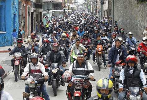 Cientos de motociclistas salieron a manifestar contra algunos puntos del acuerdo 289-2013, el cual hace reformas a la Ley de Tránsito.