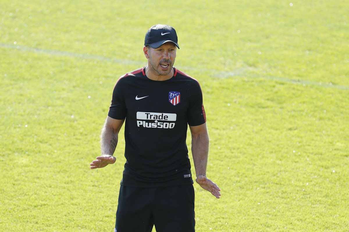 El técnico argentino del Atlético de Madrid, Diego Simeone, durante el entrenamiento de este viernes en Madrid. (Foto Prensa Libre: EFE)