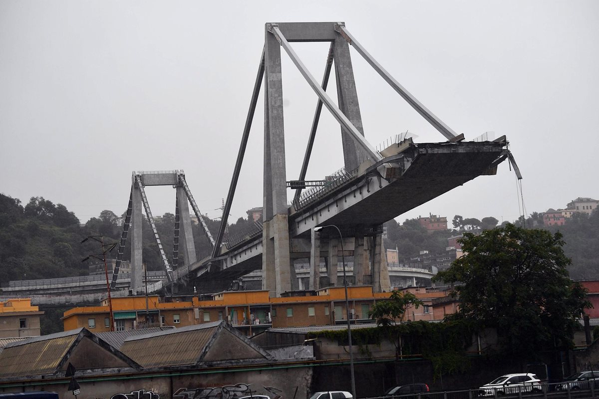 Vista del viaducto Morandi tras derrumbarse una sección de la infraestructura en Génova, Italia.(EFE)