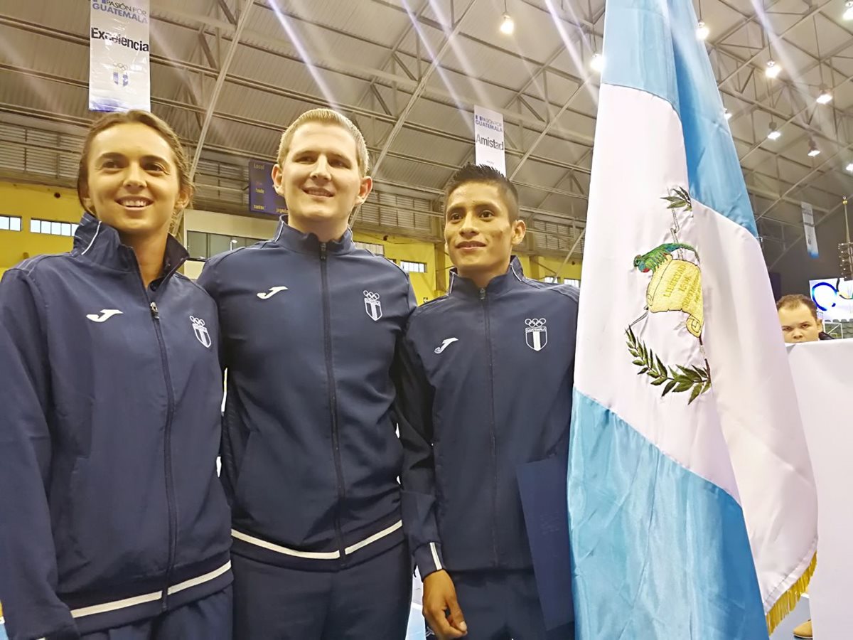 Thomas Flossbach abanderado guatemalteco en Barranquilla 2018 posa junto a los escoltas Andrea Weedon y Mario Pacay. (Foto Prensa Libre: Carlos Vicente)