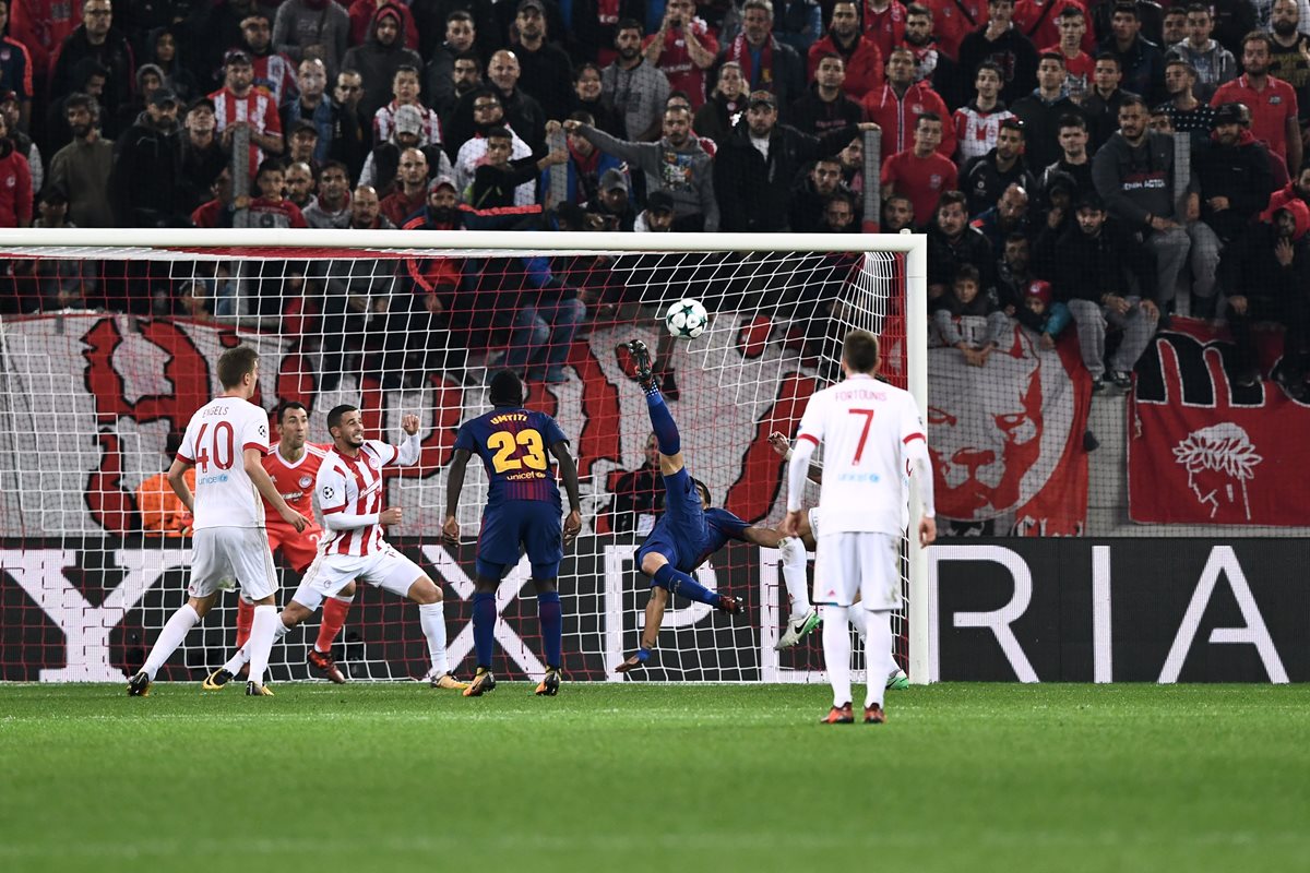 El atacante uruguayo del Barcelona, Luis Suárez, realiza una chilena para intentar vencer al cancerbero del Olympiakos, Protro. El encuentro terminó igualado a cero goles en el estadio Karaiskakis. (Foto Prensa Libre: AFP)