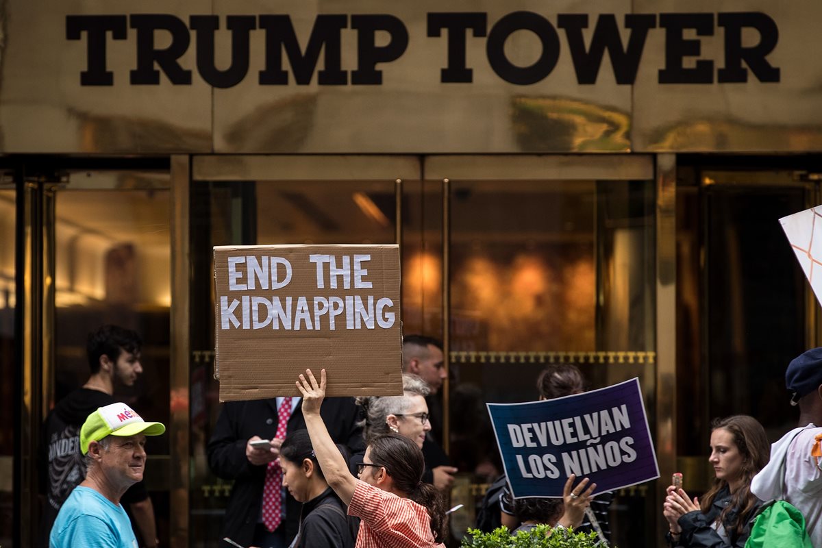 Activistas se manifiestan contra las políticas de inmigración del presidente Donald Trump de EE. UU.(AFP)