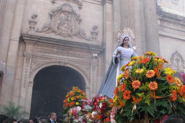 La Virgen del templo de La Merced inicia su recorrido procesional.