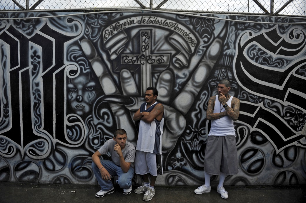 Reclusos participaron en una misa para celebrar cien días de una tregua declarada entre pandillas y el gobierno salvadoreño el 19 de junio de 2012. (Foto Prensa Libre: AFP).