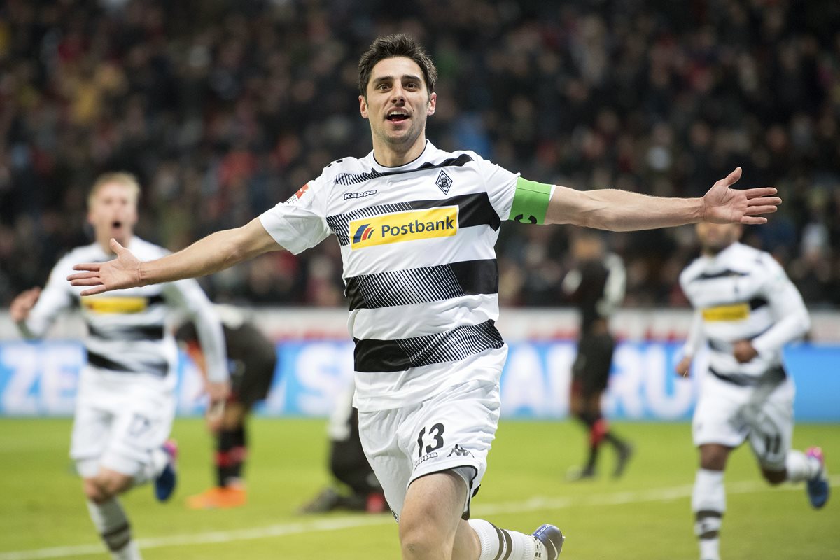 Lars Stindl, del Borussia, festeja después de anotarle al Leverkusen. (Foto Prensa Libre: AP)