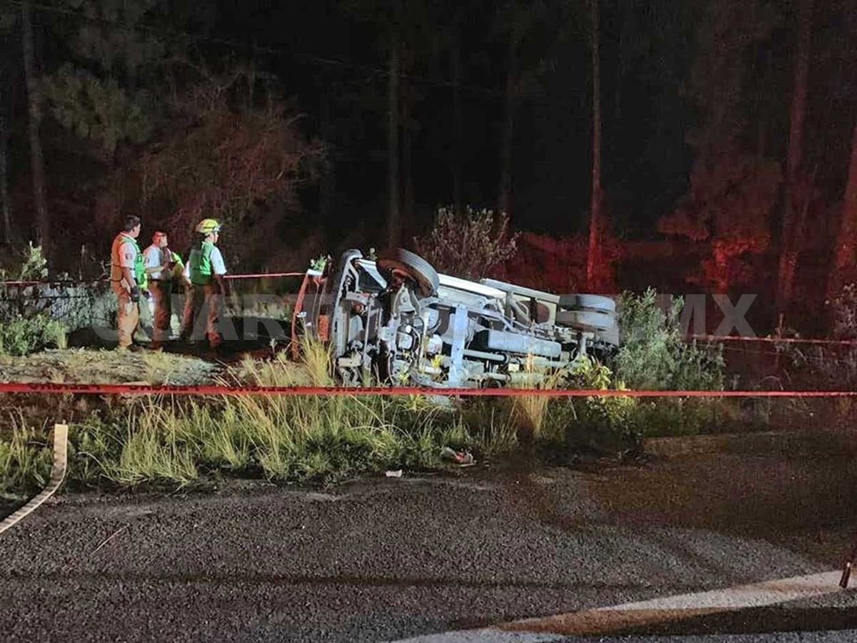 El vehículo donde se transportaban guatemaltecos migrantes volcó en una carretera de Chiapas. (Foto Prensa Libre: Cuarto Poder)