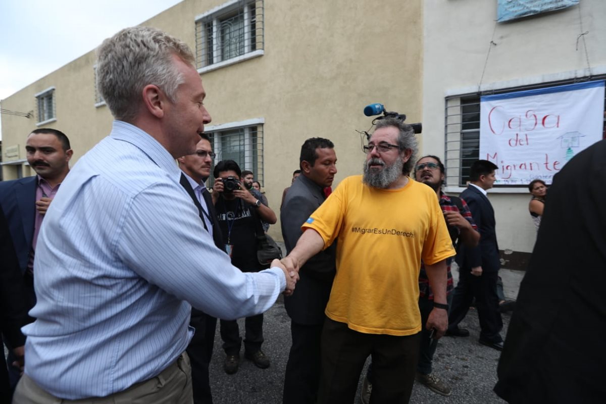 El ministro consejero de la embajada de Estados Unidos, David Hudge se reunió la tarde de este miércoles con el padre Mauro Verceletti del Centro de Atención del Migrante. (Foto Prensa Libre: Esbin García)