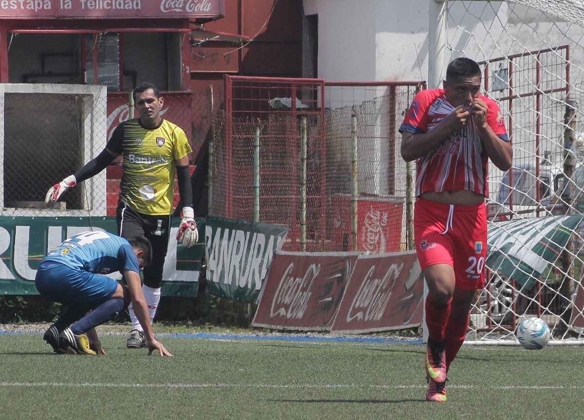 Cristian Alvarado festeja después de anotar el 2-0 provsional de Malacateco contra Mictlán. (Foto Prensa Libre: Alexánder Coyoy).