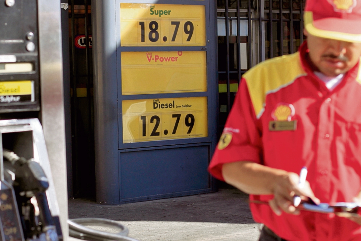 De los dos millones 970 mil 678 de unidades registradas en el parque vehicular al 2015, 356 mil 174 operan con diésel, 5.1% más que en el 2014. (Foto Prensa Libre: Edwin Bercián)