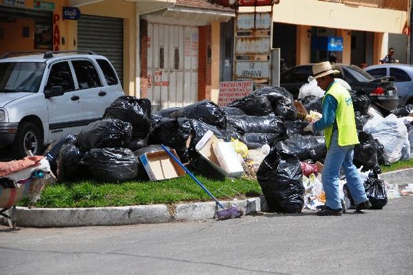 Durante las fiestas de Navidad y de fin de año se incrementa la basura que recolectan las cuadrillas de limpia y verde. (Foto Prensa Libre: Hemeroteca PL)