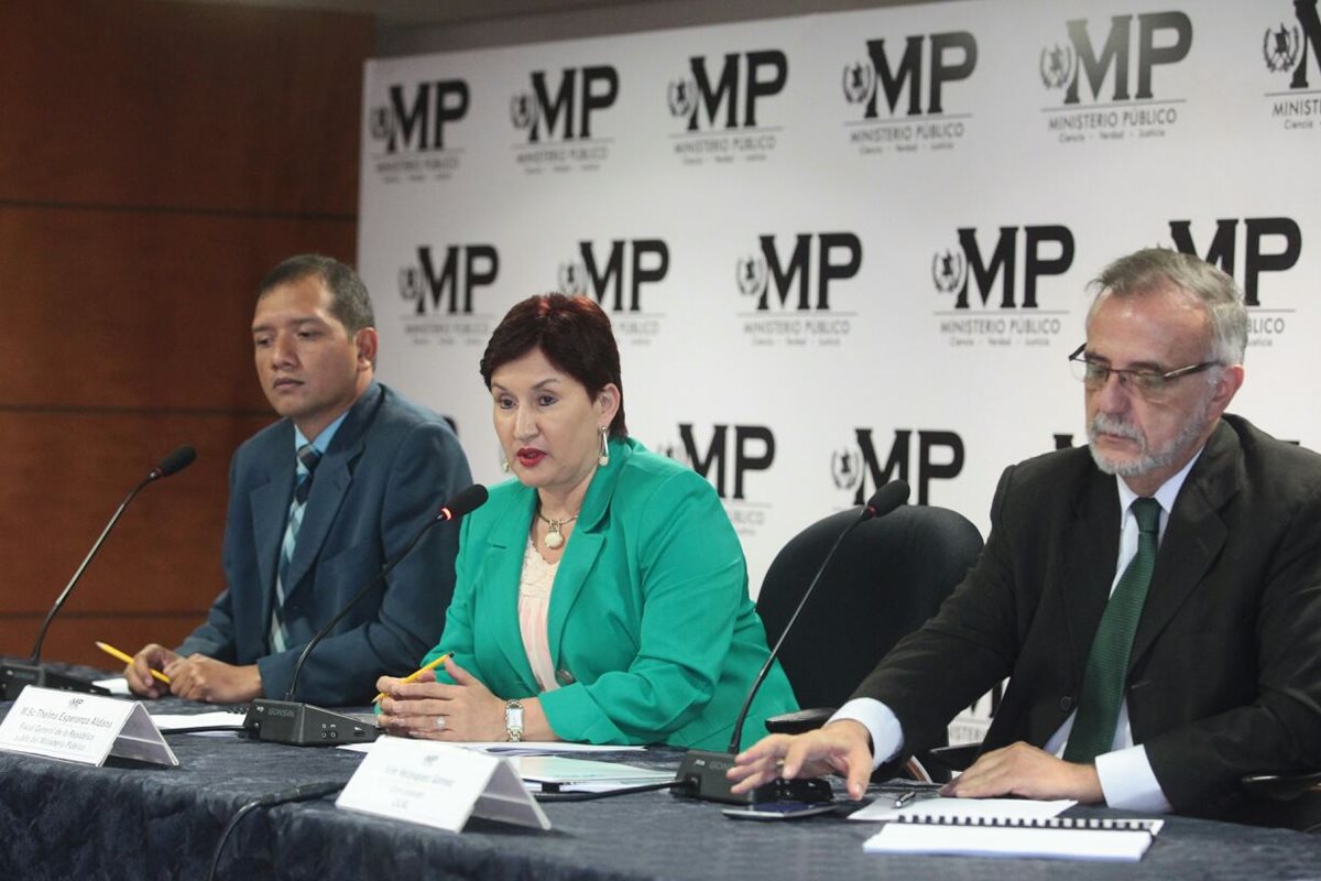 El ministro de Gobernación, Francisco Rivas, la fiscal general, Thelma Aldana y el comisionado de la Cicig, Iván Velásquez. (Foto Prensa Libre: Álvaro Interiano)