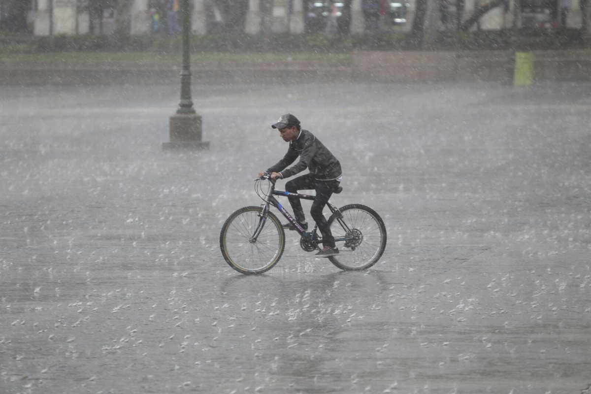 Fuerte lluvia se registra en gran parte del territorio nacional. (Foto Prensa Libre: Erick Ávila).