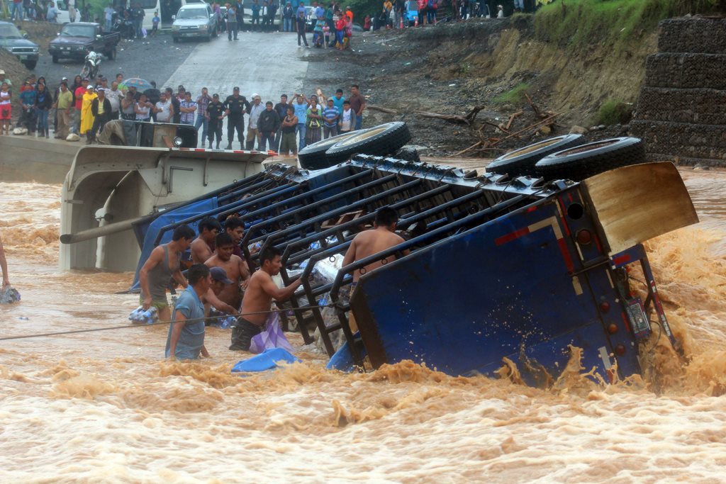 Vecinos rescatan al piloto de camión que cayó en el río Túnico, en El Estor, Izabal. (Foto Prensa Libre: Edwin Perdomo)