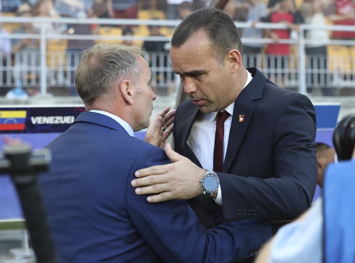 El entrenador venezolano, Rafael Dudamel, saluda a su colega, Paul Simpson, durante la final del Mundial Sub 20. (Foto Prensa Libre: AP)