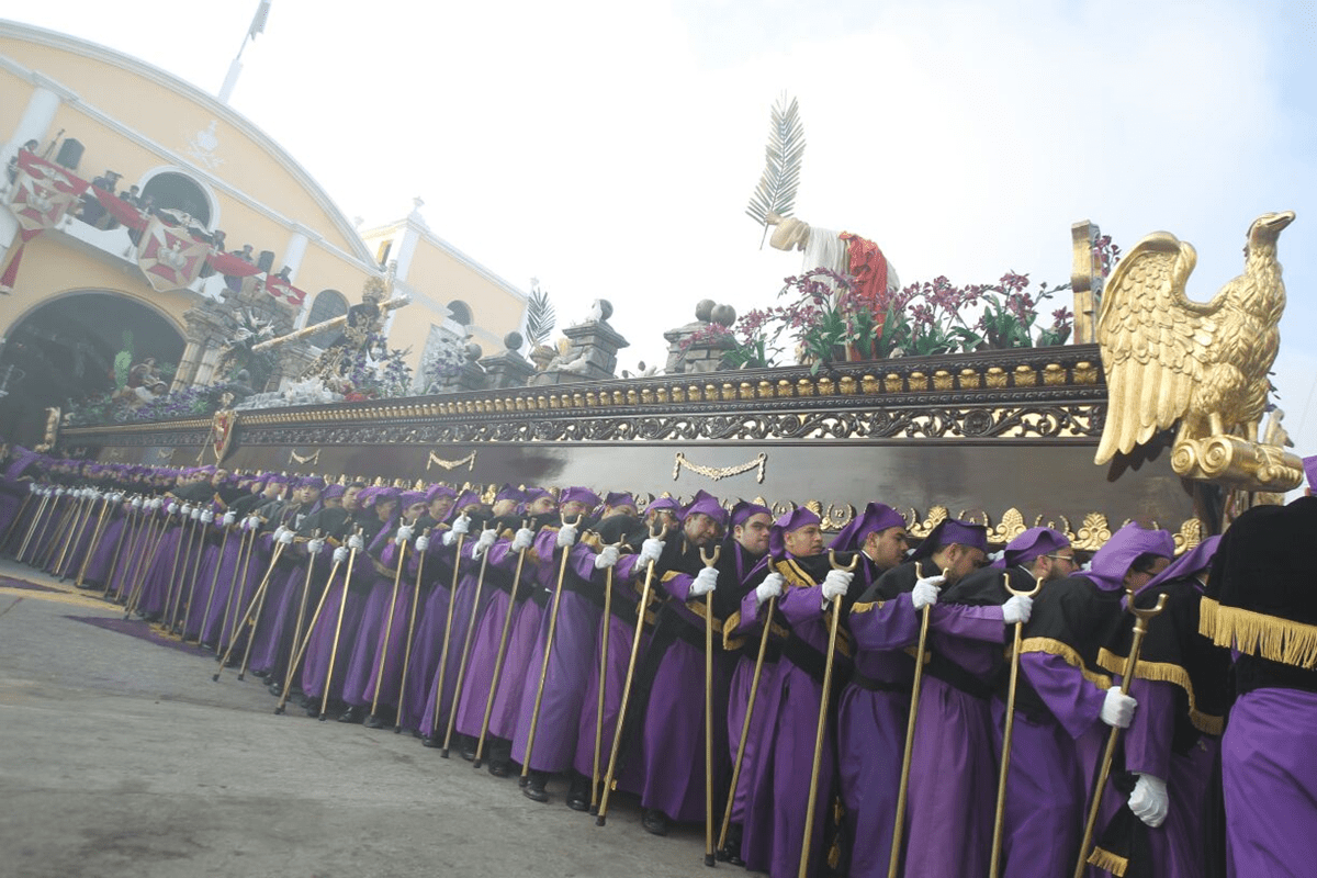 El Nazareno de Los Milagros, en el momento de su salida del templo arquidiocesano de San José. (Foto Prensa Libre: Óscar Rivas)