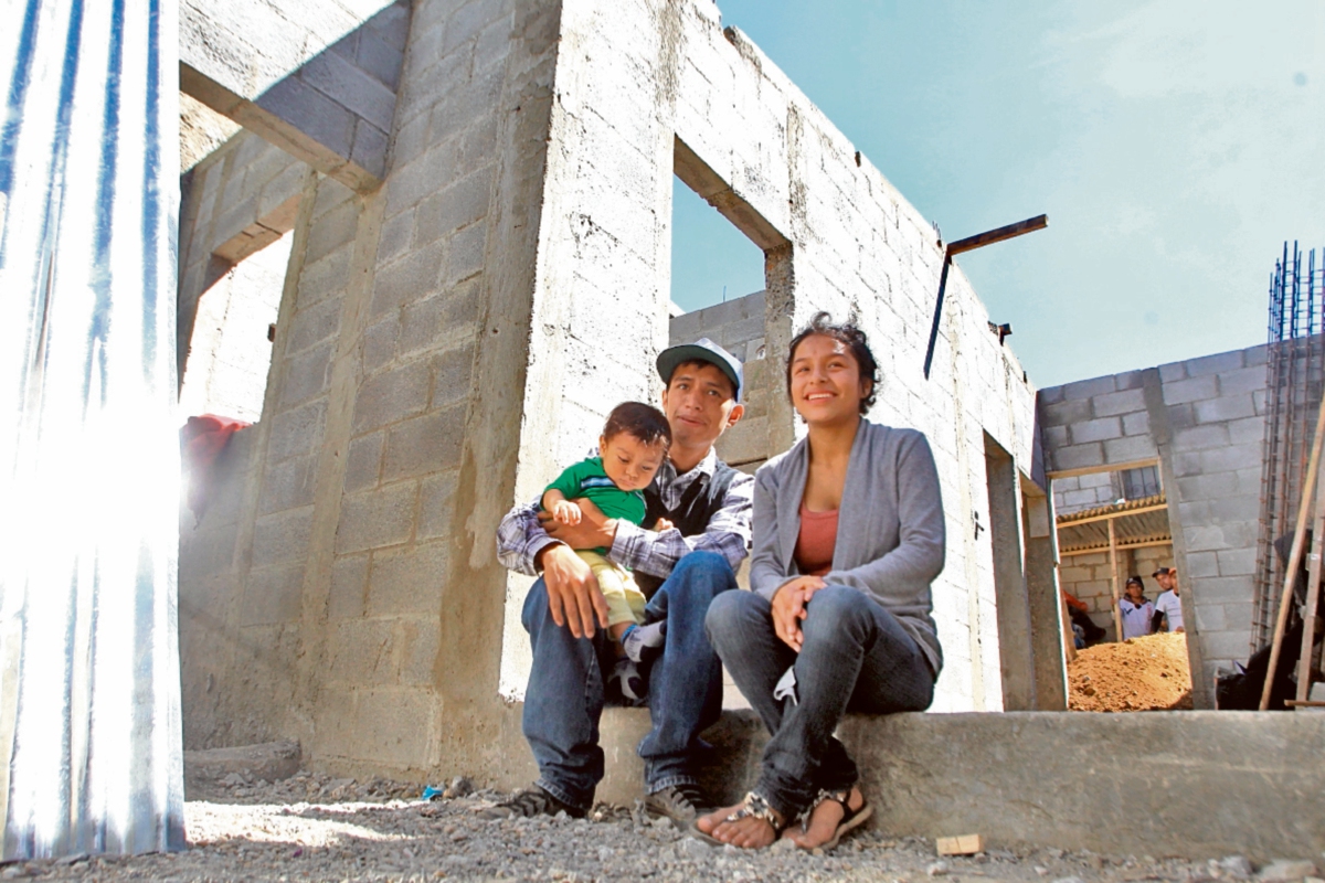 Los hermanos Soyber y Carina posan junto al bebé Brainer —hijo de Carina— en su nueva casa. (Foto Prensa Libre: Álvaro Interiano)