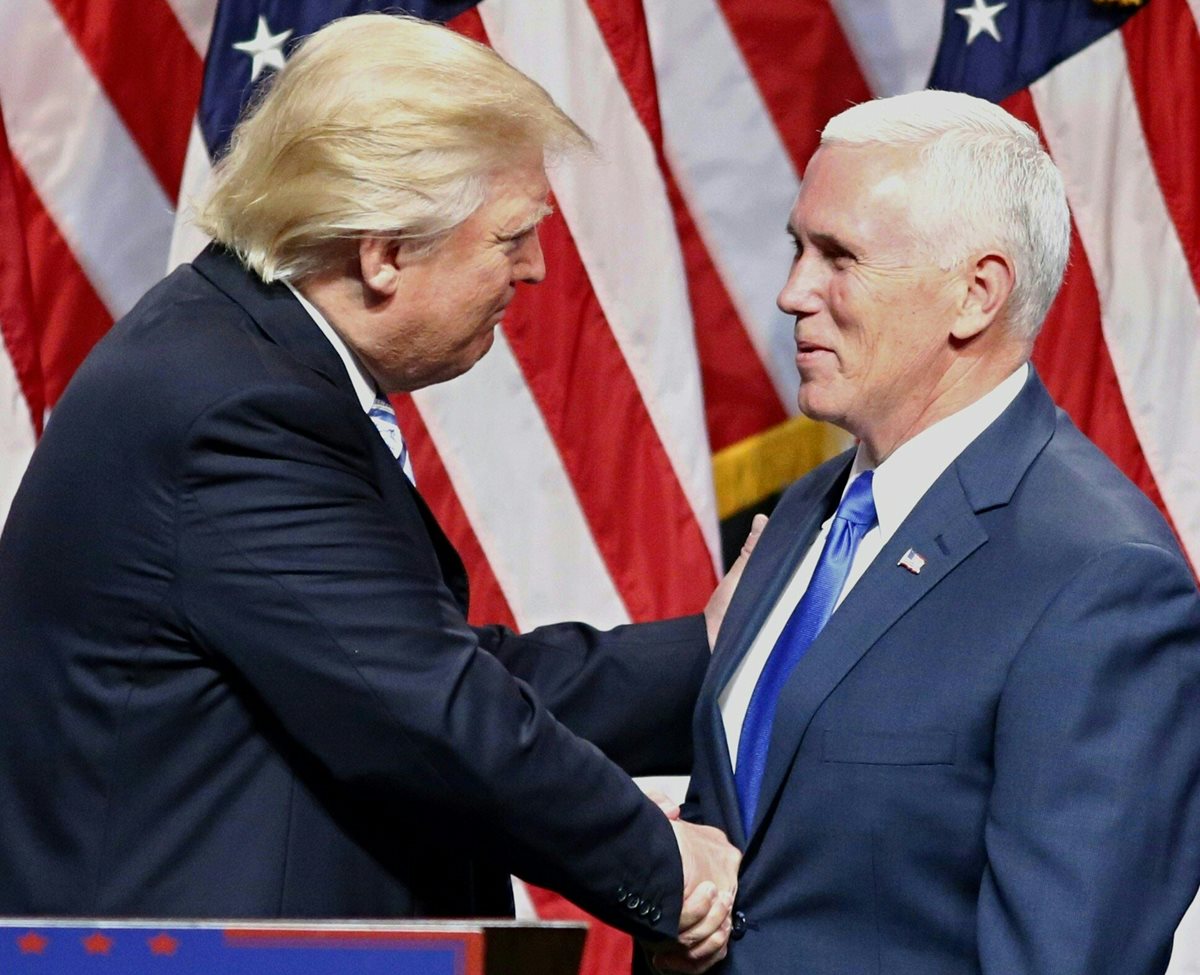 Donald Trump (i) saluda a su compañero de fórmula Mike Pence (i), durante la presentación oficial en Nueva York. (Foto Prensa Libre: AP).