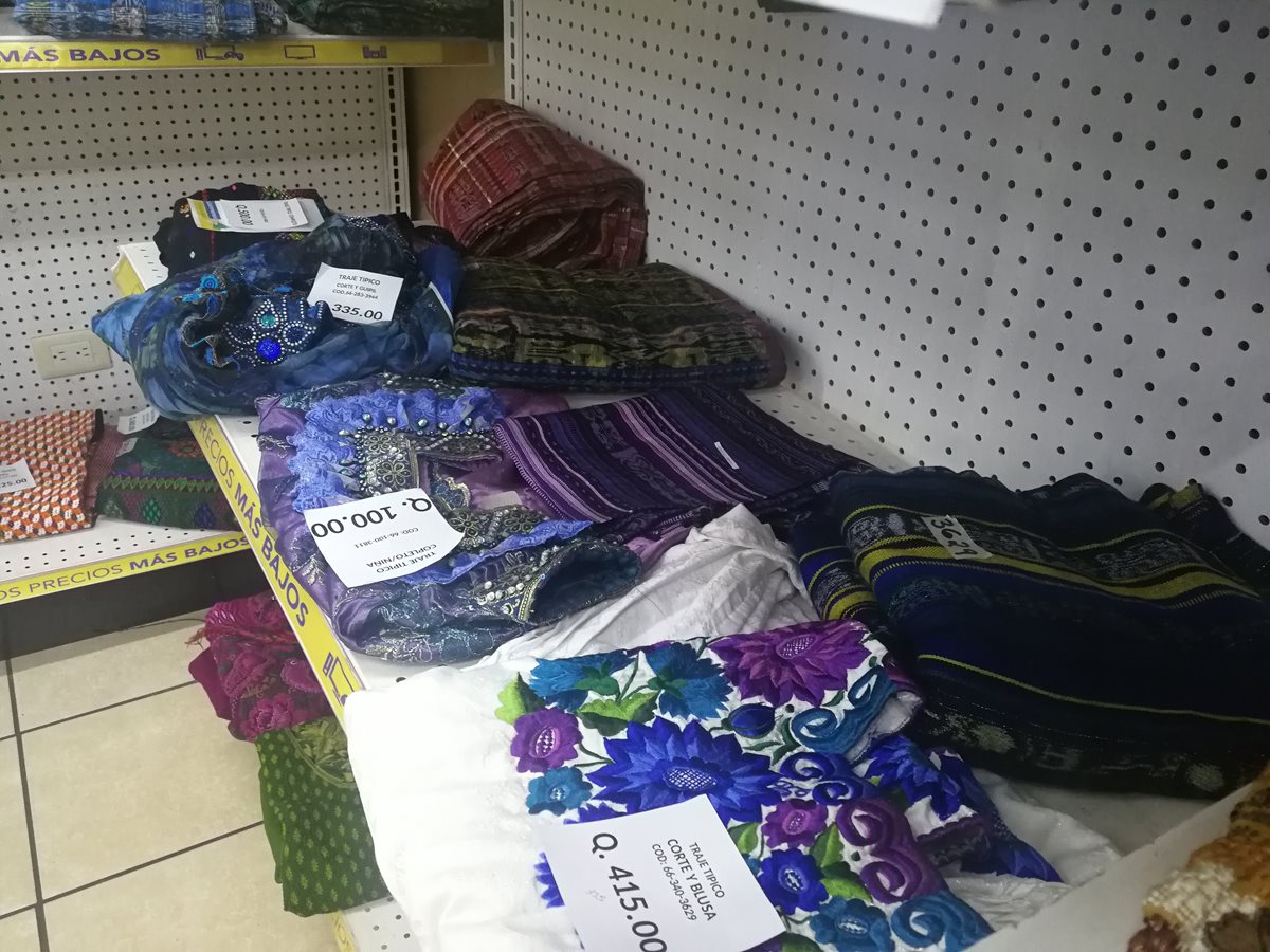 Casa de empeño vende trajes típicos que no fueron recuperados por sus dueñas, a precios más económicos que los nuevos. (Foto Prensa Libre: Fred Rivera).