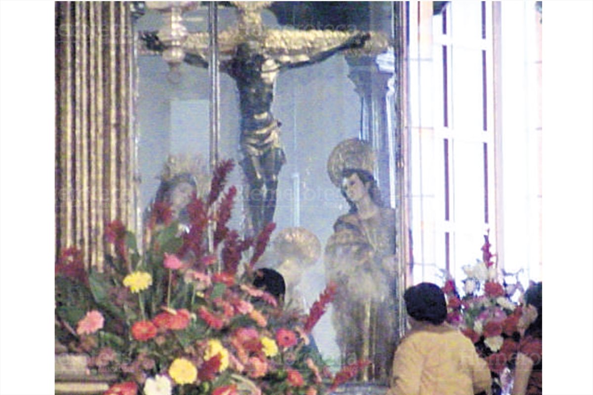 Devotos del Cristo Negro lo veneran, frente al camarín durante la celebración de los 250 años  de peregrinación 15/1/2009. (Foto: Hemeroteca PL)