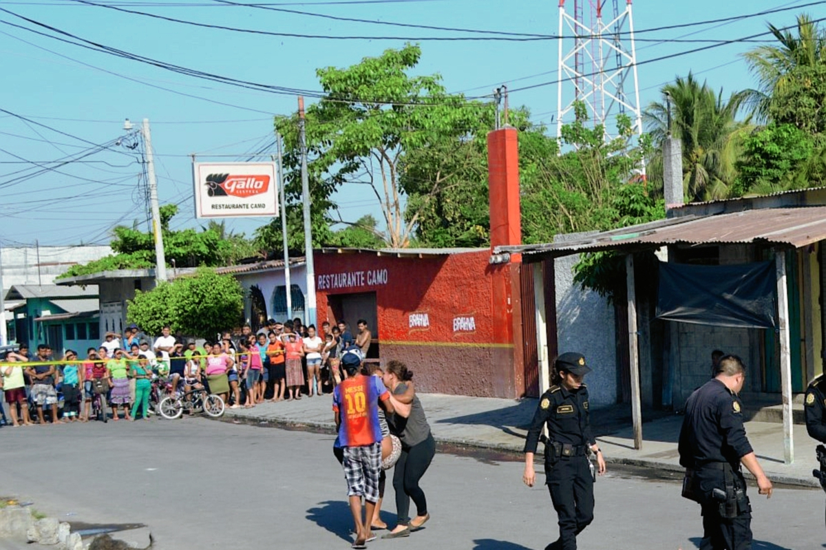 Escena del  crimen,  en el barrio El Cerrito, Puerto San José, Escuintla. (Foto Prensa Libre: Carlos Enrique Paredes)